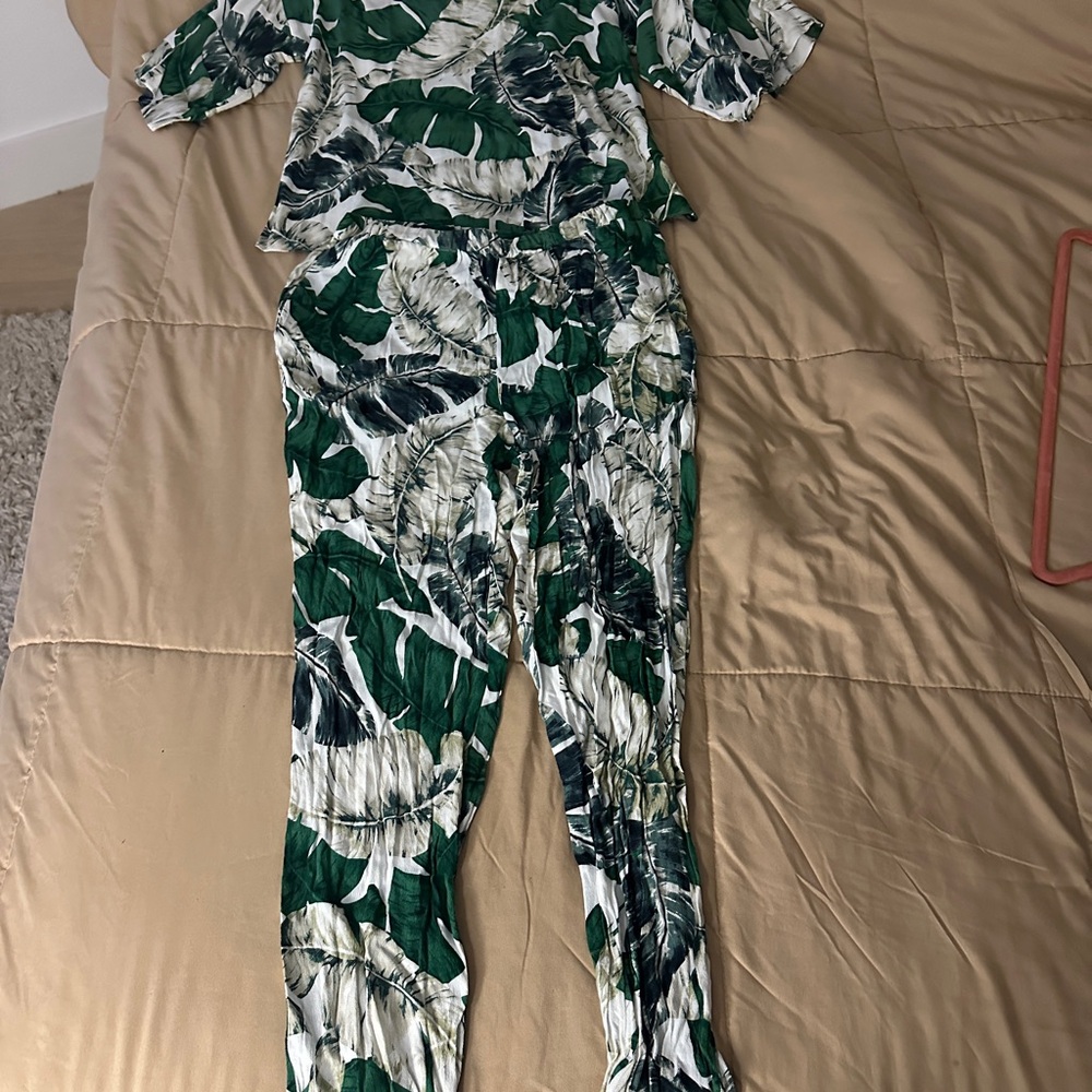 Vince Camuto Green and White Abstract Separate Set